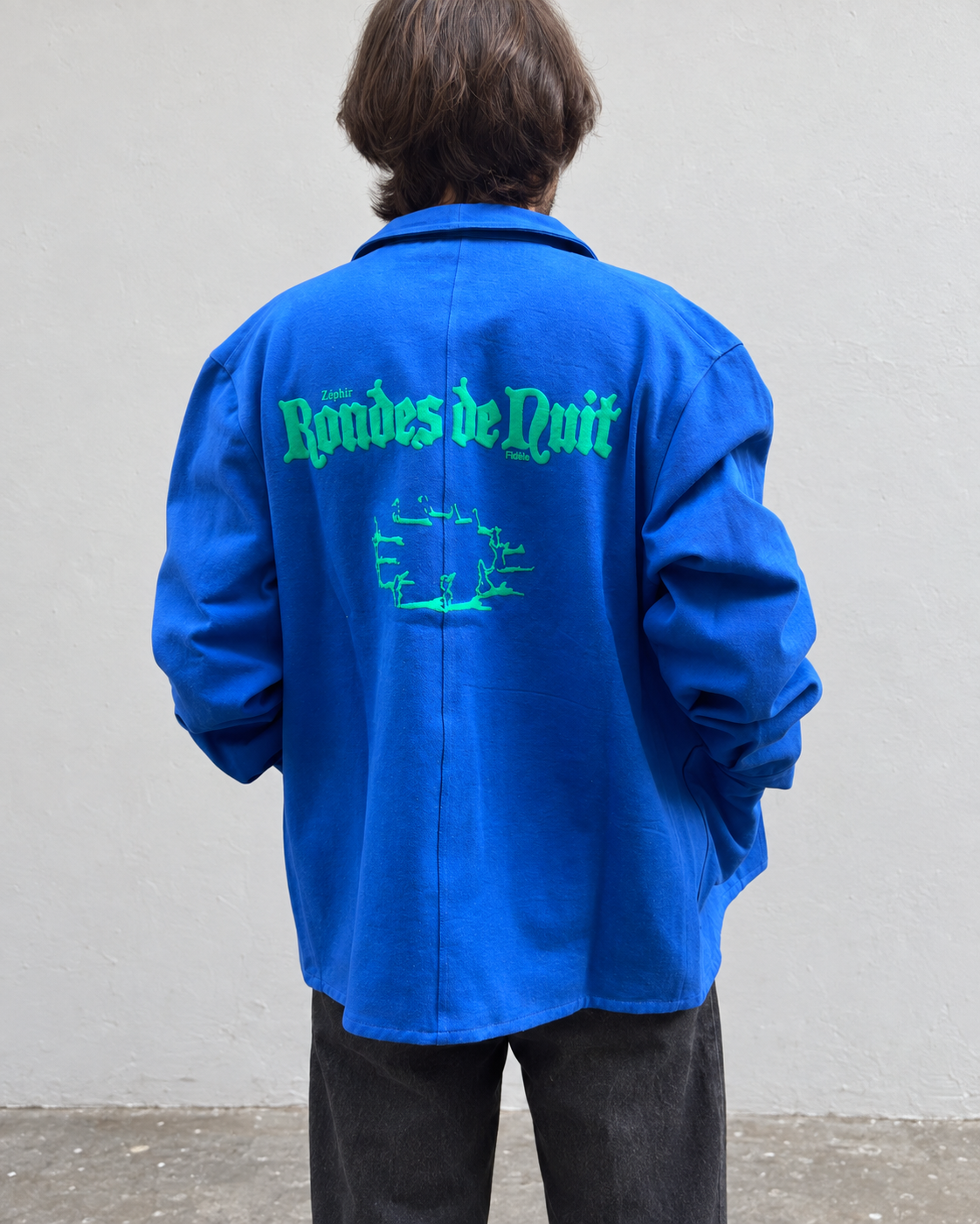 Veste Rondes de nuit de Zéphir portée de dos, motif vert sur coton bleu.